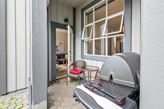 Comfy 1BR: Sleeps 4 with AC. Walk to Everything!