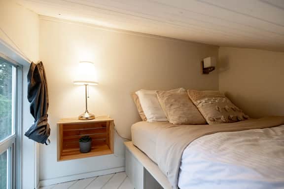 Cozy 1BR & Loft: Sleeps 4, Walk to Mtn. and Lake