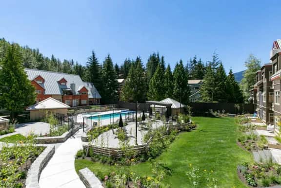 Cozy Creekside 1BR: Pool, Hot Tub. Steps to Gondola and Lake.