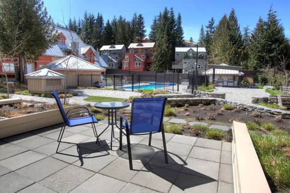 Cozy Creekside 1BR: Pool, Hot Tub. Steps to Gondola and Lake.