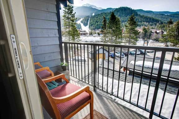 Cozy Lofted 1BRM:Balcony, Pool & NEW Hot Tub-Walk to Gondola & Lake!