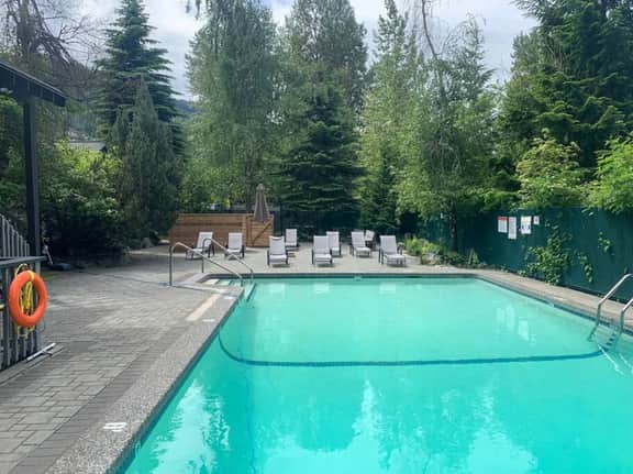 Cozy Lofted 1BRM:Balcony, Pool & NEW Hot Tub-Walk to Gondola & Lake!