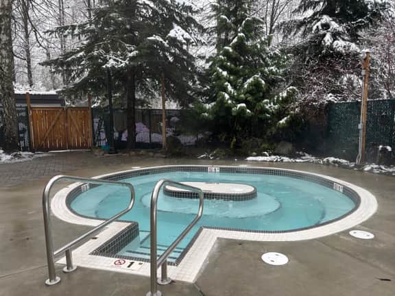 Cozy Lofted 1BRM:Balcony, Pool & NEW Hot Tub-Walk to Gondola & Lake!