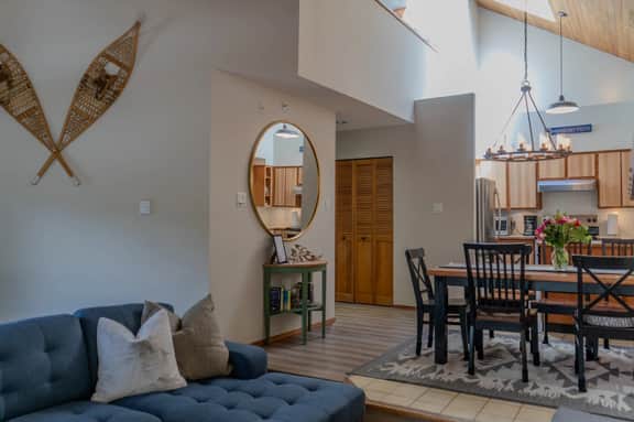 Creekside 2BR:Walk to Mtn. Balcony, BBQ. Sleeps 7!