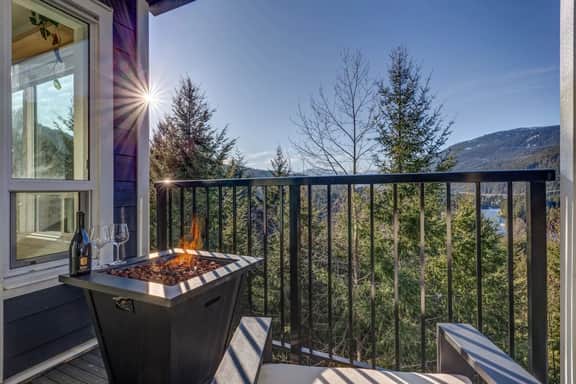 Mountain View 2BR: Walk to Gondola, Hot Tub & Parking! Sleeps 4.
