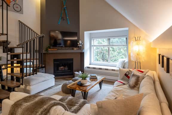 Exquisite 3BR: Steps To Creekside Gondy, Pool, HotTub. Sleeps 8