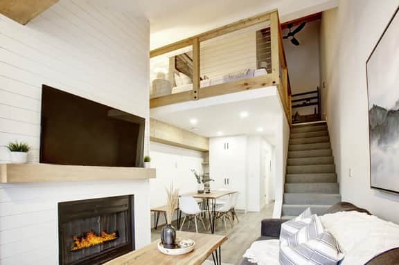 Lofted Creekside 1BR: Pool & NEW Hot Tub, Walk to Creekside Gondola & Lake!