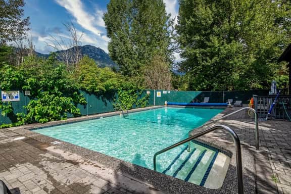 Lofted Creekside 1BR: Pool & NEW Hot Tub, Walk to Creekside Gondola & Lake!