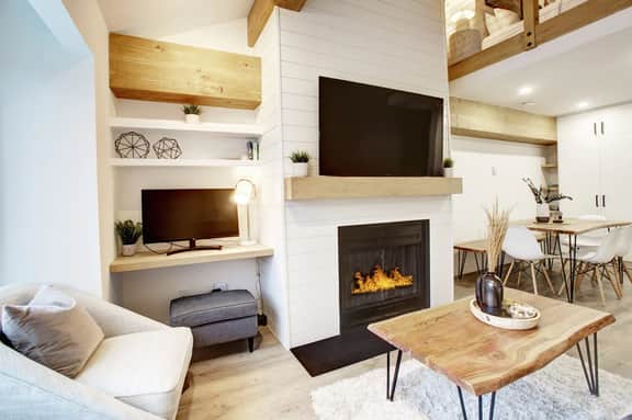 Lofted Creekside 1BR: Pool & NEW Hot Tub, Walk to Creekside Gondola & Lake!