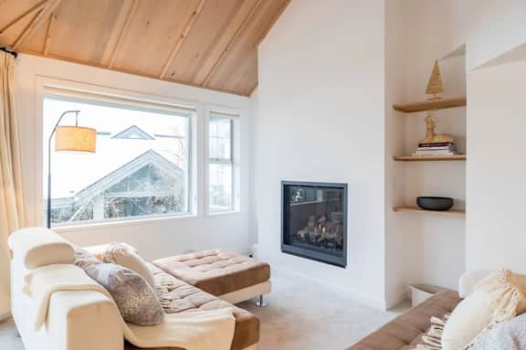 Luxury 4BR: 5 min to Vill, Balcony, BBQ, Sleeps 8!
