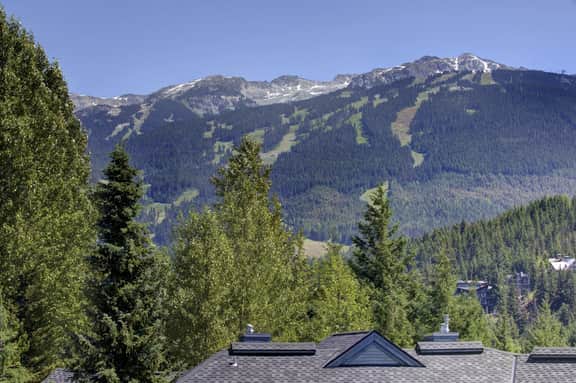 Luxury 4BR: 5 min to Vill, Balcony, BBQ, Sleeps 8!