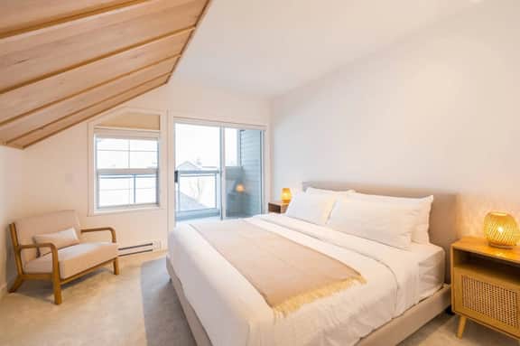 Luxury 4BR: 5 min to Vill, Balcony, BBQ, Sleeps 8!