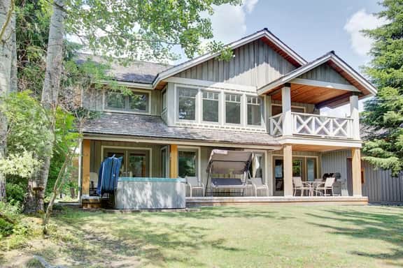 Luxury 5BR Home:Sleeps 8, Private Hot Tub-Near Vill w/ free parking
