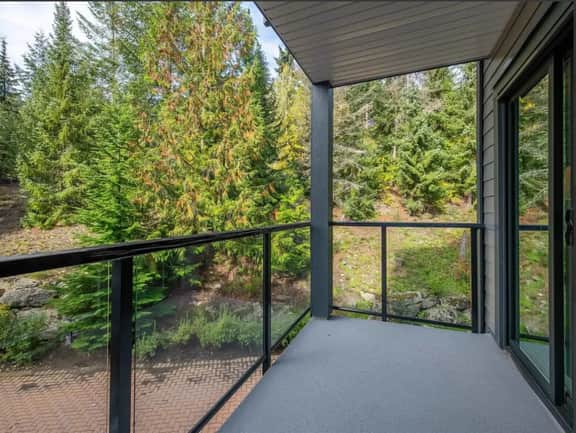 Mountain Escape: 2BR Family Friendly, Pool, Hot tub, 5 mins to Village!