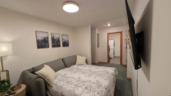 Spacious & Bright 2BRM-Patio, 5 Mins to Village. Sleeps 6