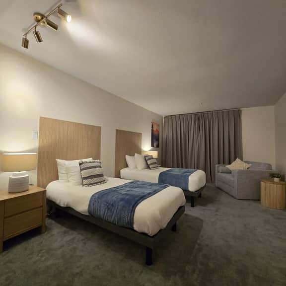 Spacious & Bright 2BRM-Patio, 5 Mins to Village. Sleeps 6