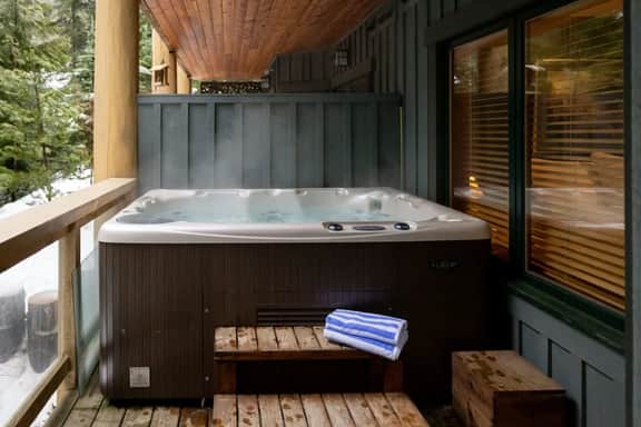 Spacious 1.5BR: Sleeps 4, Pool, Balcony, Private Hot Tub.