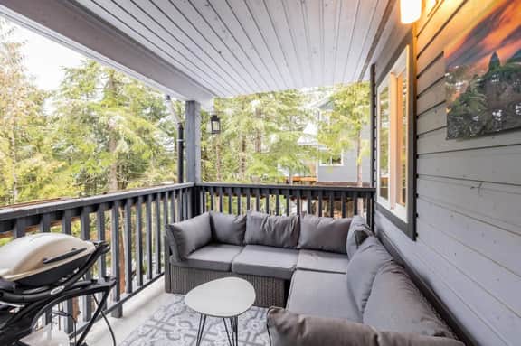 Stunning Creekside 1BRM: Balcony, Walk to Gondola! Free Parking!