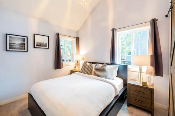 Stunning Creekside 1BRM: Balcony, Walk to Gondola! Free Parking!