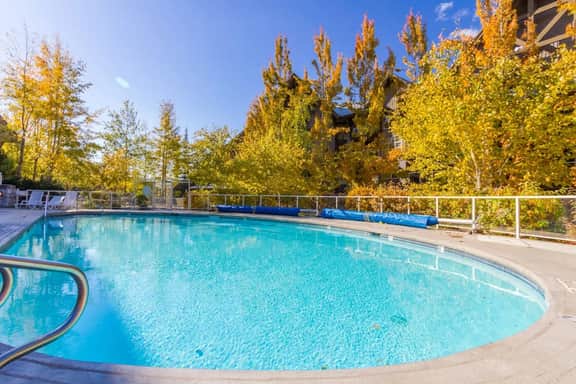 The Aspens Upper Vill 2BR:Pool, Hot Tub, Sleeps 5. Steps to Mtn.
