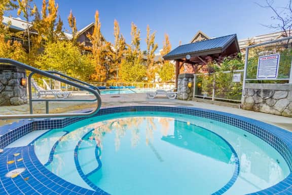 The Aspens Upper Vill 2BR:Pool, Hot Tub, Sleeps 5. Steps to Mtn.