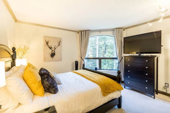 Upper Vill 1BRM: Pool, Bike storage, Steps to Mtn! Sleeps 4
