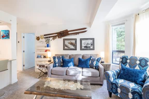 Upper Vill 1BRM: Pool, Steps to Gondola. Sleeps 4!