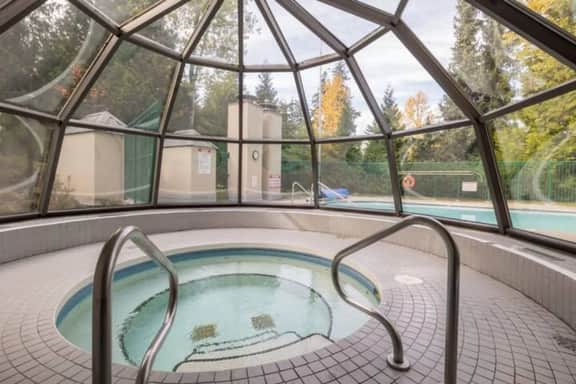 Upper Vill 1BRM: Pool, Steps to Gondola. Sleeps 4!