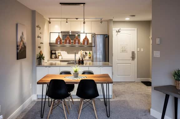 Whistler Center 1BR:Walk Everywhere. Balcony, Free Parking. Sleeps 4.