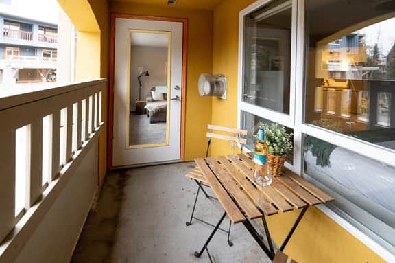 Whistler Center 1BR:Walk Everywhere. Balcony, Free Parking. Sleeps 4.