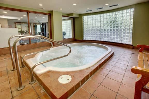 Whistler Center 1BR:Walk Everywhere. Balcony, Free Parking. Sleeps 4.