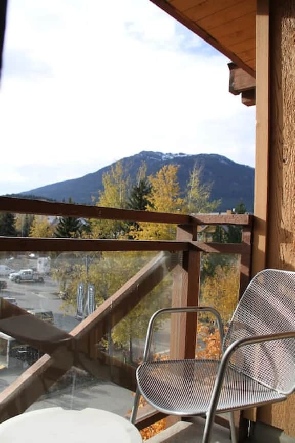 Whistler Vill 1BR: Balcony, Walk to Everything, Sleeps 4!
