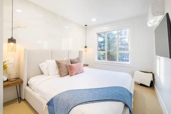 Whistler Vill 2BR: Balcony, Sleeps 6. Steps to Everything!
