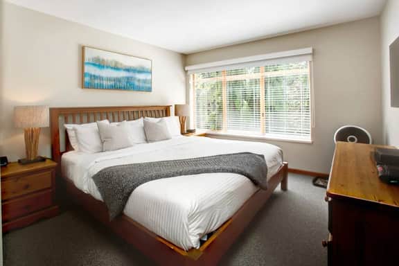 Whistler Vill 2BR: Pool, Hot Tub, Balcony, Free Parking. Walk to Everything