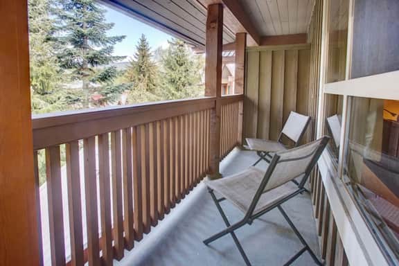 Whistler Vill 2BR: Sleeps 6, Walk to Everything! Free Parking & Hot Tub.