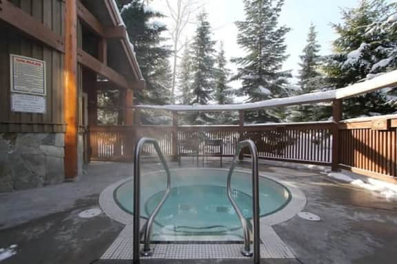 Whistler Vill 2BR: Sleeps 6, Walk to Everything! Free Parking & Hot Tub.
