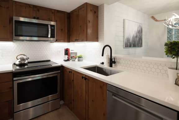 Whistler Vill. 1BR: Pool, Balcony, Walk to Gondola, w/ free parking!