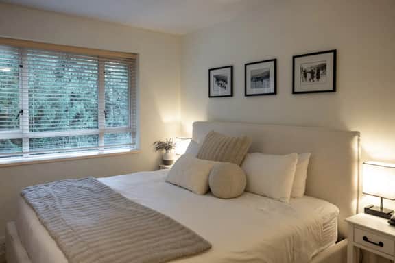 Whistler Village Studio-Pool, Hot Tub, Gym. Steps to Gondola!