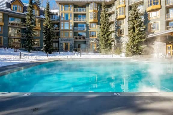 Whistler Village Studio-Pool, Hot Tub, Gym. Steps to Gondola!