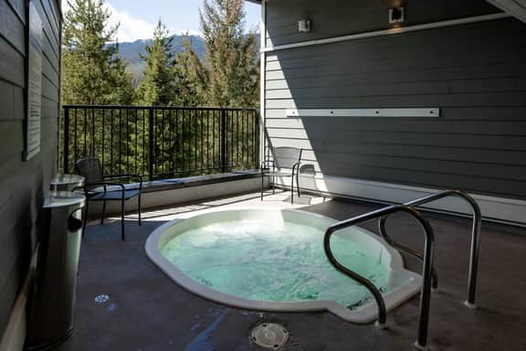 Mountain View 2BR: Walk to Gondola, Hot Tub & Parking! Sleeps 4.