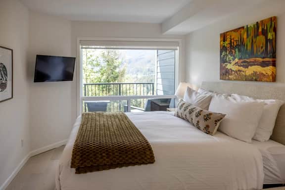 Mountain View 2BR: Walk to Gondola, Hot Tub & Parking! Sleeps 4.