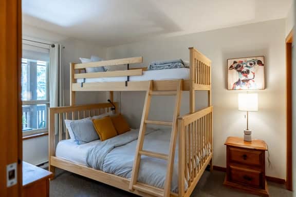 Whistler Vill 2BR: Sleeps 6, Walk to Everything! Free Parking & Hot Tub.