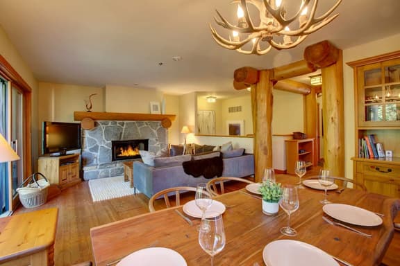 Alpine 3BR/3BA: Pool, Balcony, BBQ. 5 Mins to Vill! Sleeps 6
