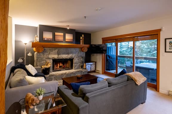 Alpine 3BR/3BA:Pool, Balcony, BBQ. 5 Mins to Vill! Sleeps 8