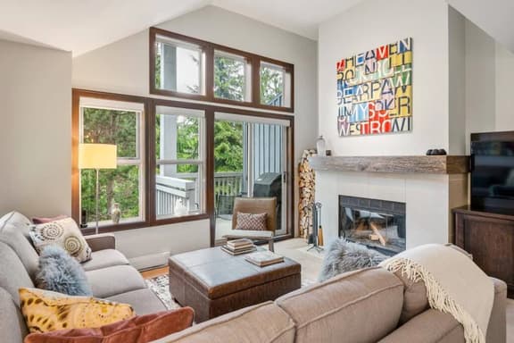 Bright 3BR Home: Sleeps 6, Balcony, Hot Tub, King Bed.