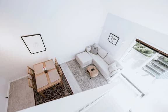 Bright Lofted Creekside 1BRM: Sleeps 4, Walk to Gondola!
