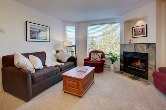 Bright Upper Village 1BRM:Pool, Balcony, Steps to Mtn. Sleeps 4!
