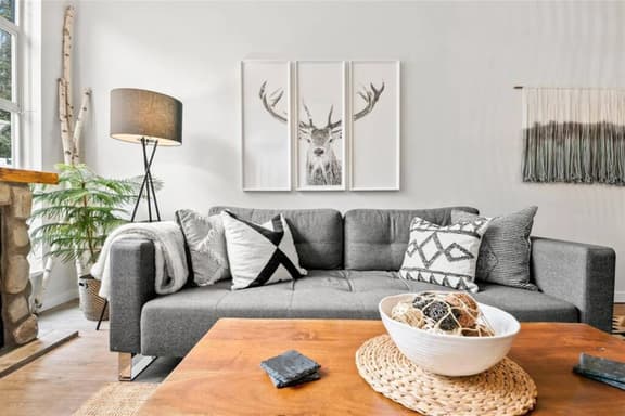 Comfy 1BR: Sleeps 4 with AC. Walk to Everything!