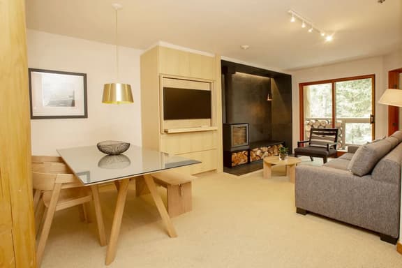 Cozy 1.5 BRM: Pool, Balcony, 5 min to Vill. Sleeps 4!