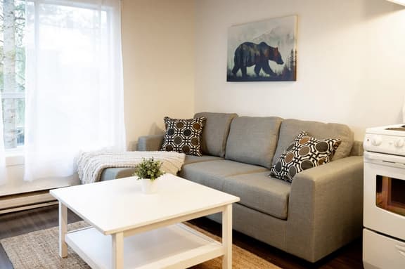 Cozy 1BR & Loft: Sleeps 4, Walk to Mtn. and Lake